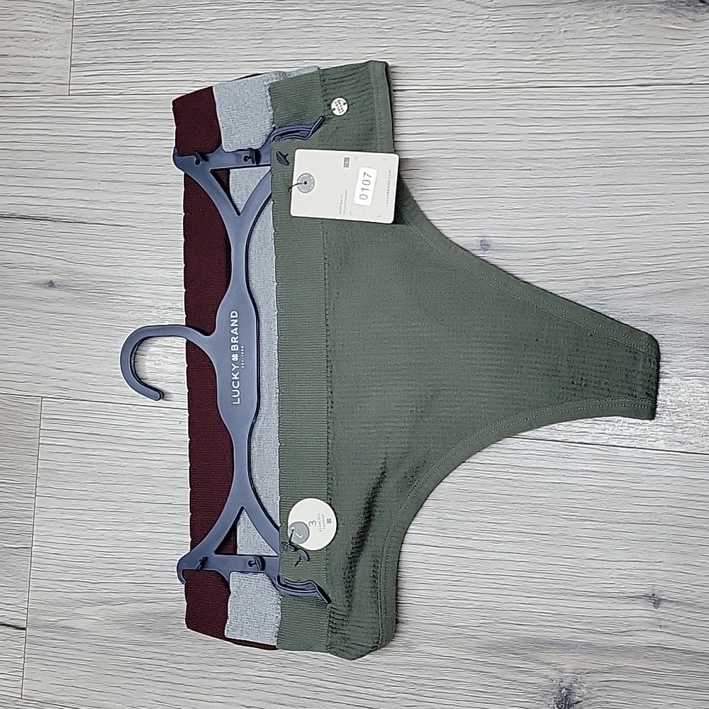 LUCKY BRAND THONGS.
